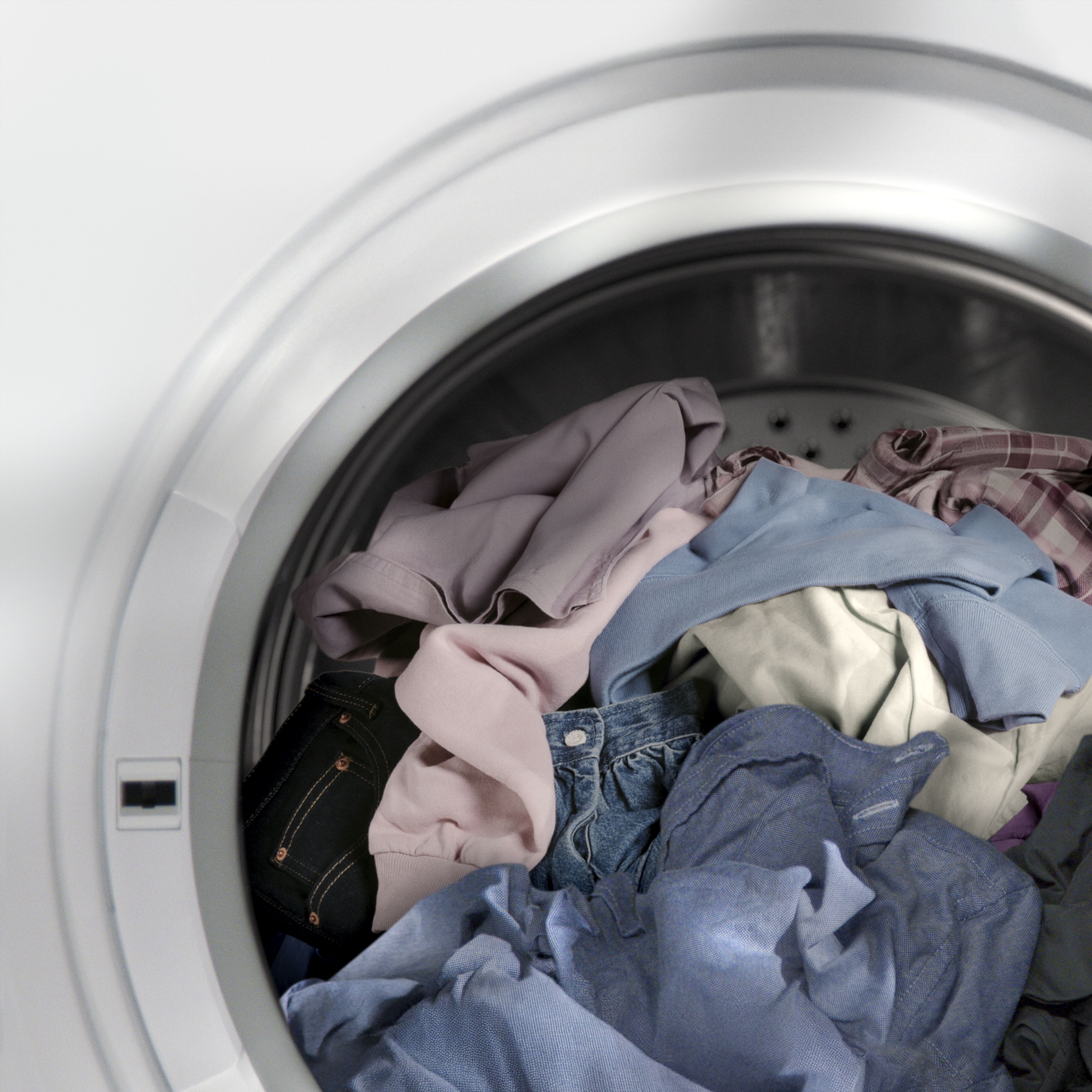 t: Cho quần áo vào máy sấy cửa ngang Electrolux