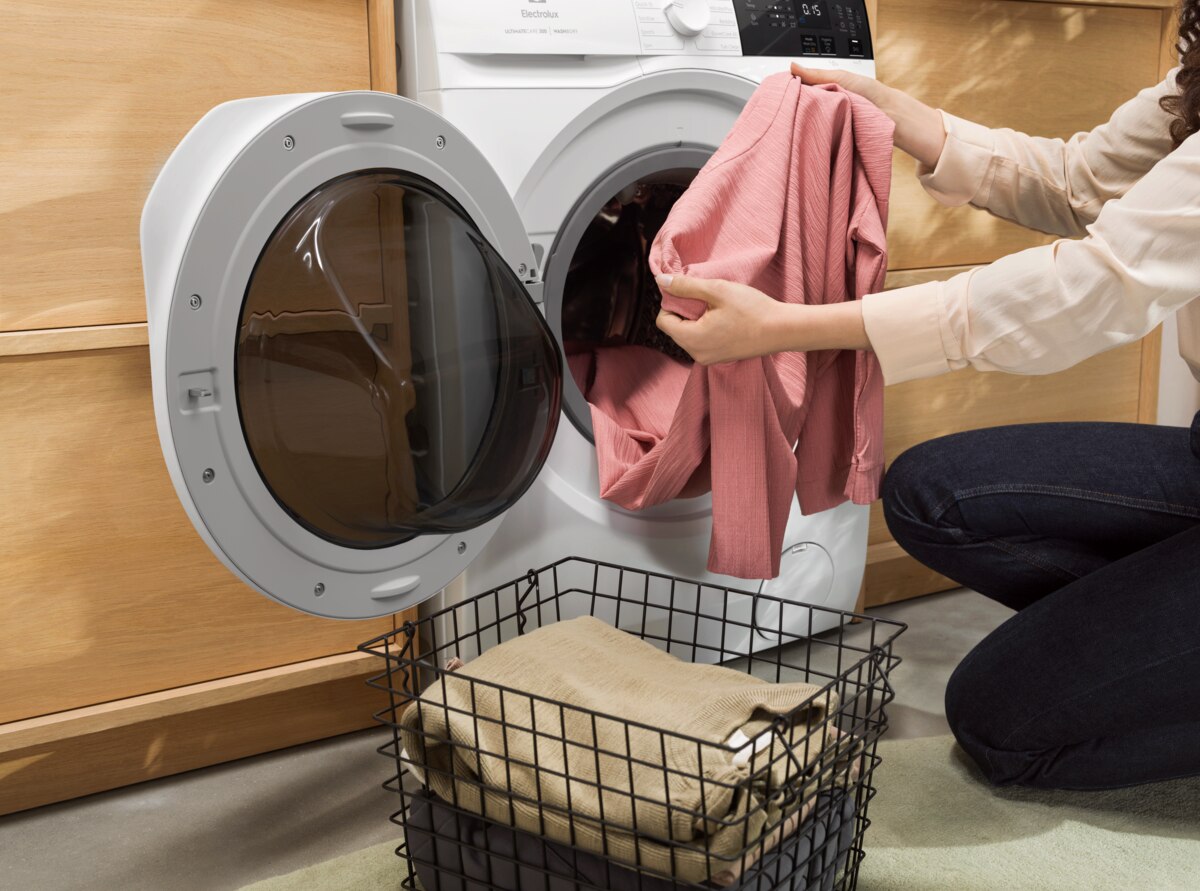 Cho quần áo vào máy sấy cửa ngang Electrolux