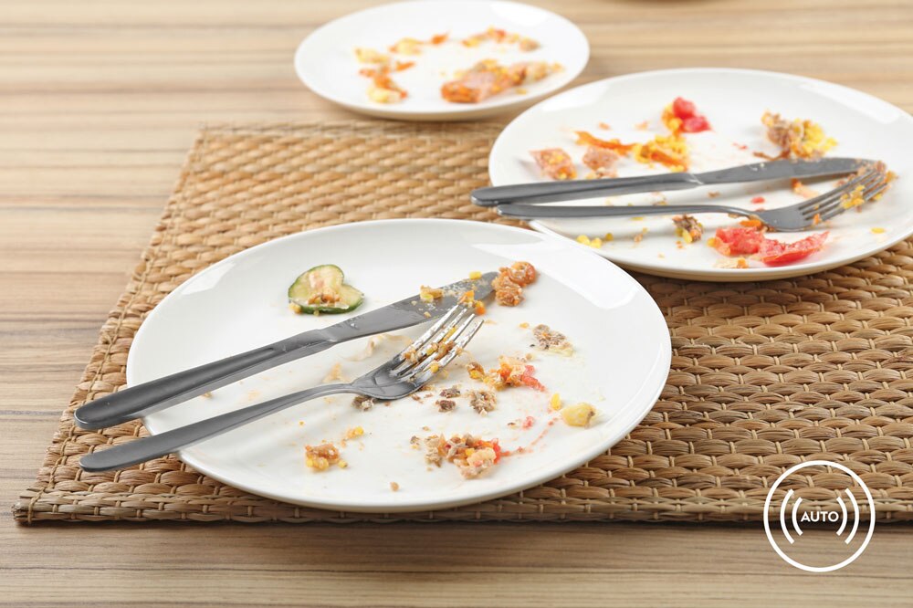 gạt sạch thức ăn còn bám trên chén đĩa trước khi đưa thẳng vào máy rửa chén