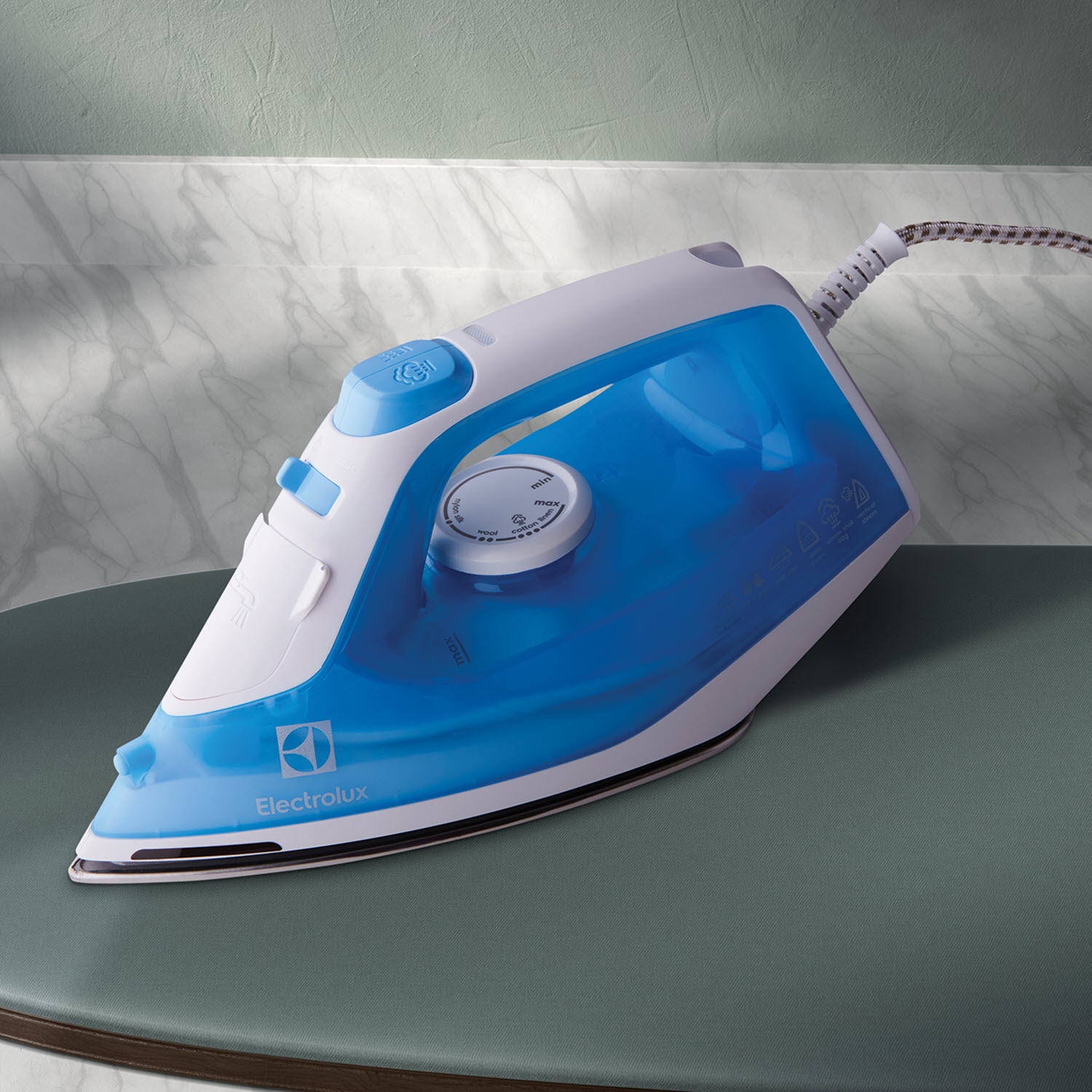 Bàn ủi Electrolux ESI4017 - hình ảnh thực tế Bàn ủi Electrolux ESI4017 - hình ảnh thực tế