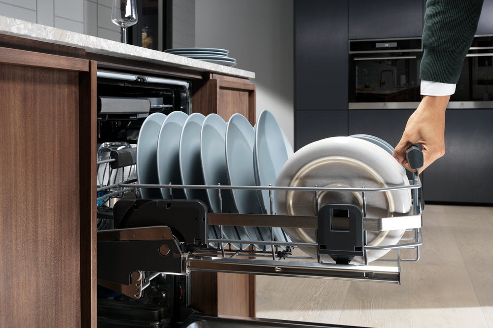 How to load the dishwasher correctly  